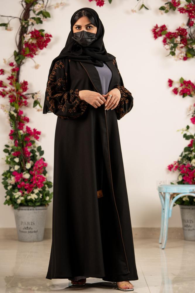 عباية بياقة واسعة مع تطريز بني ع الاكمام